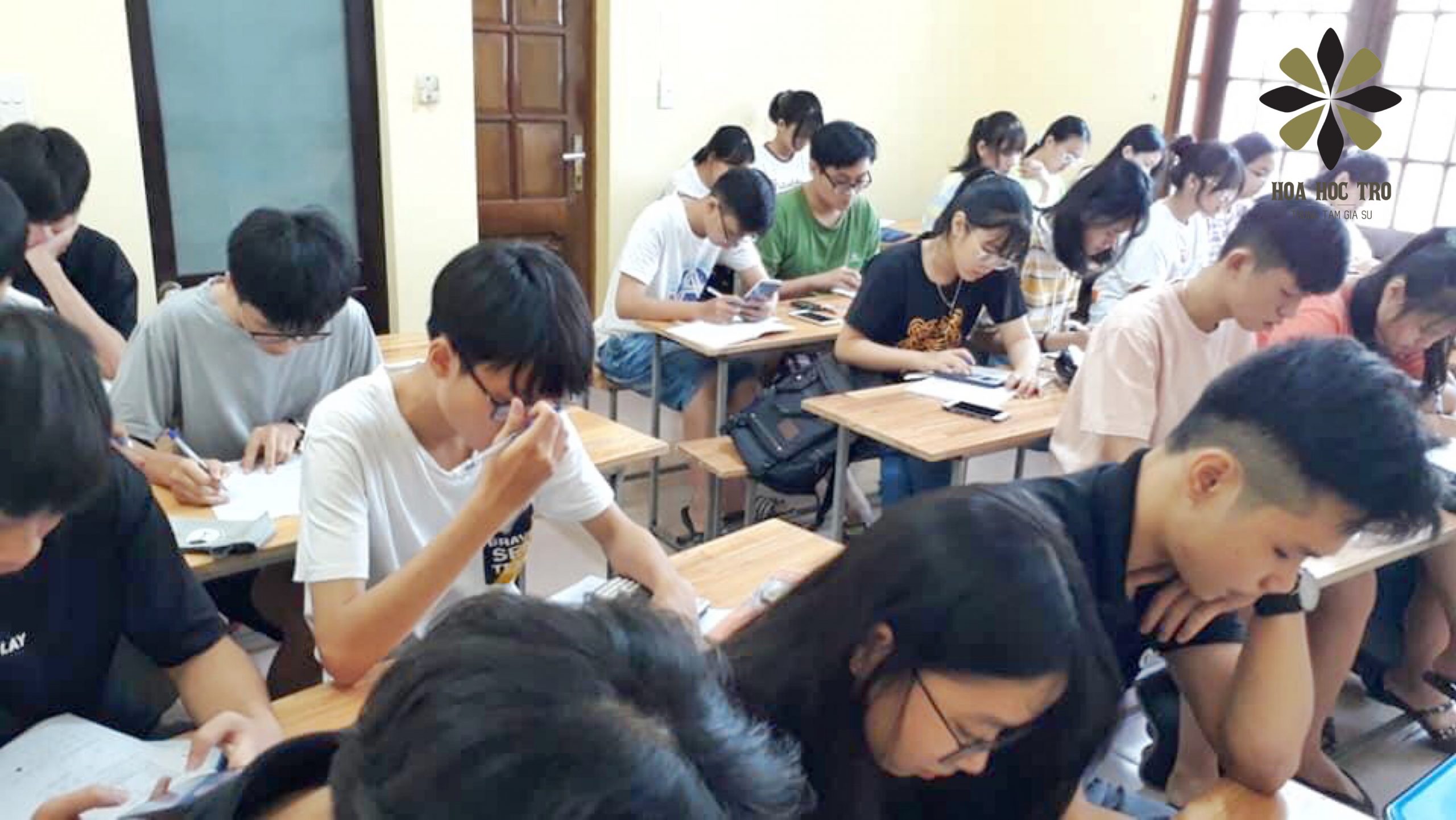 lớp vật lý thầy Huy tại trung tâm Hoa Học Trò Đà Nẵng